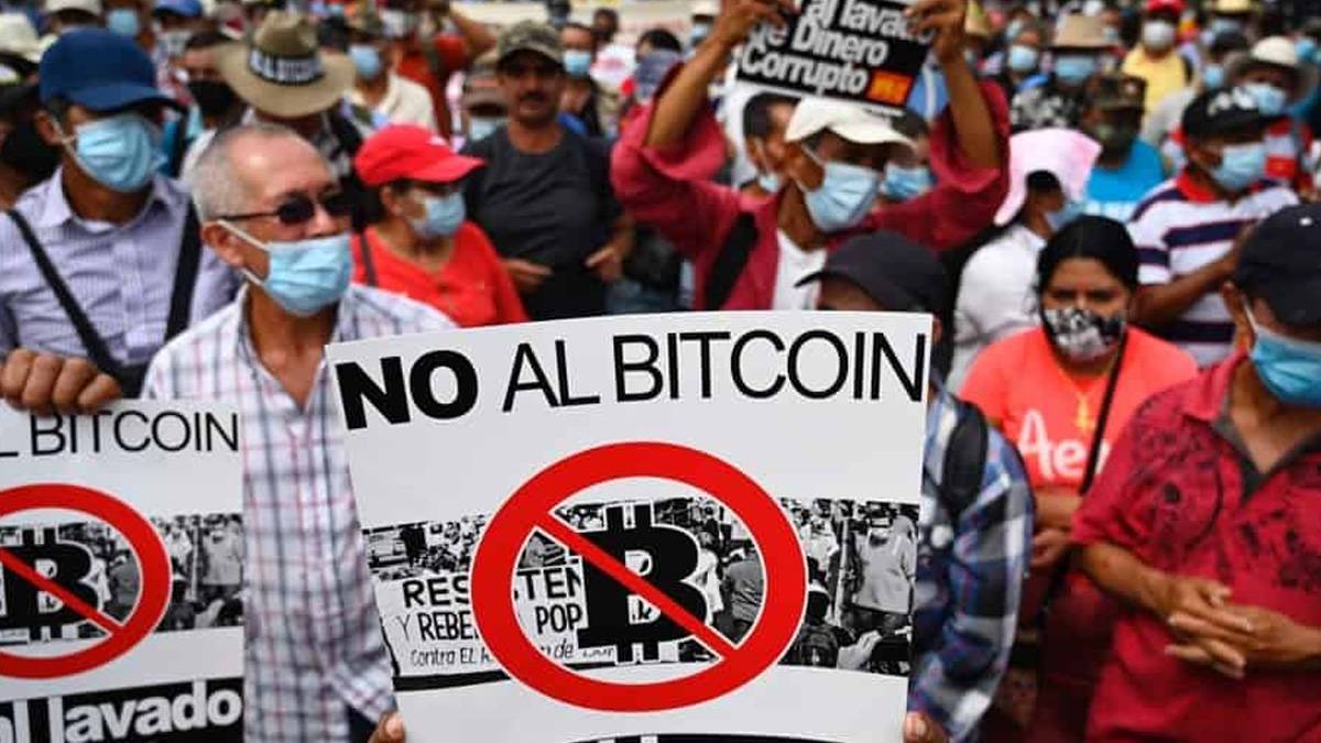 Halk sokağa döküldü: Bitcoin'i istemiyoruz!