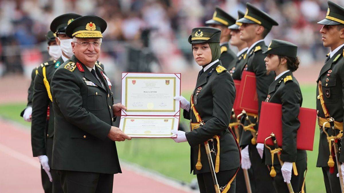 Kara Harp Okulu tarihinin ilk başörtülü subayı