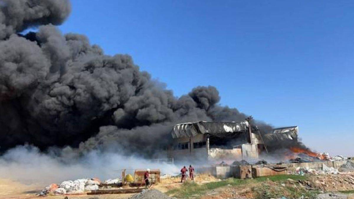 Mardin'de plastik fabrikasında yangın