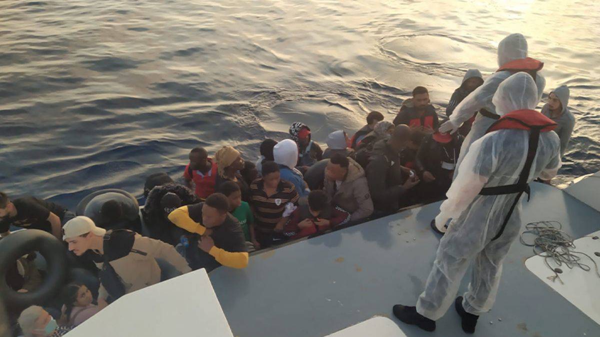 İzmir'de 166 düzensiz göçmen kurtarıldı