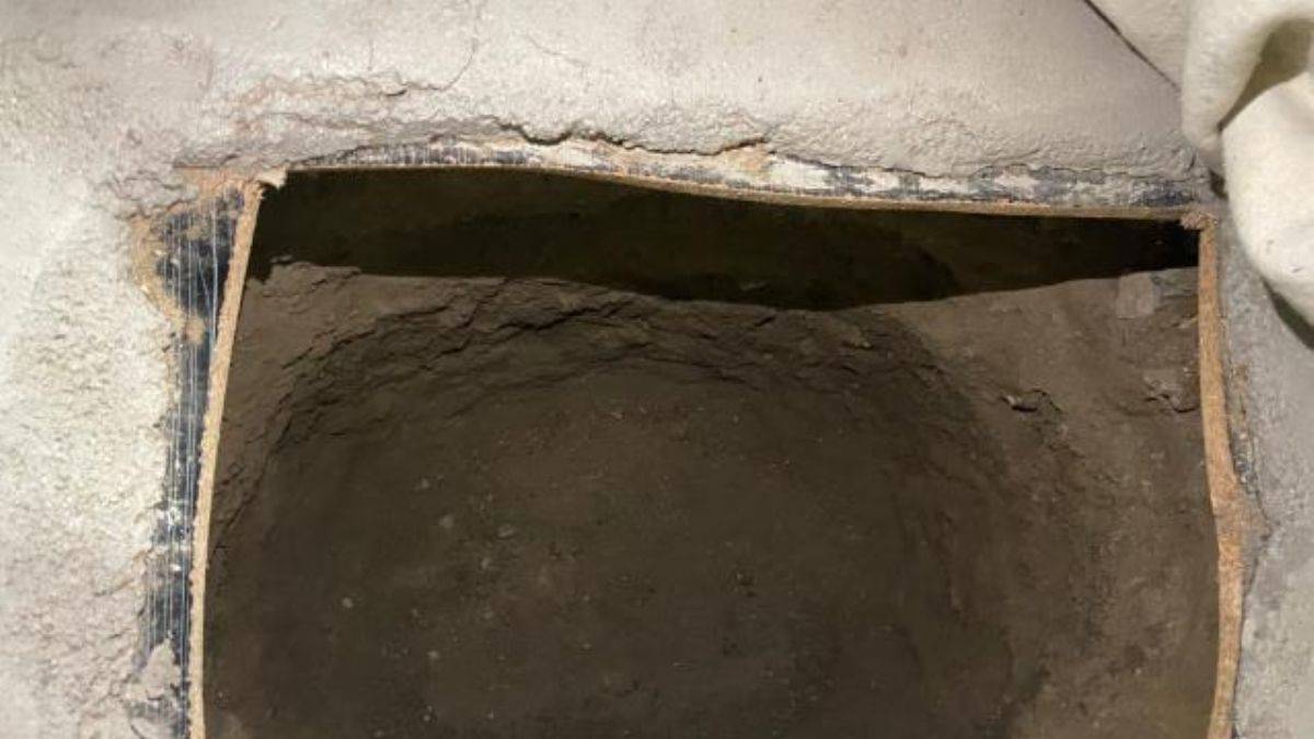 Birçok suçtan aranan şüpheli, kanepenin altındaki çukurda yakalandı