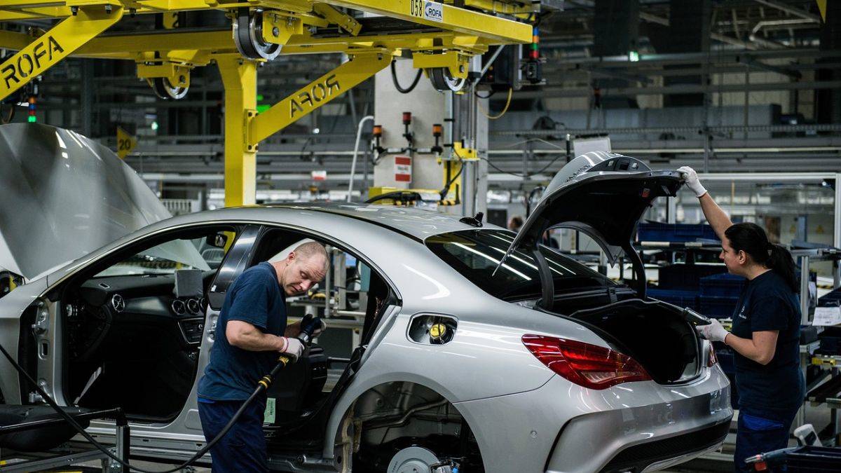 Euro Bölgesi'nde imalat dibe vurdu