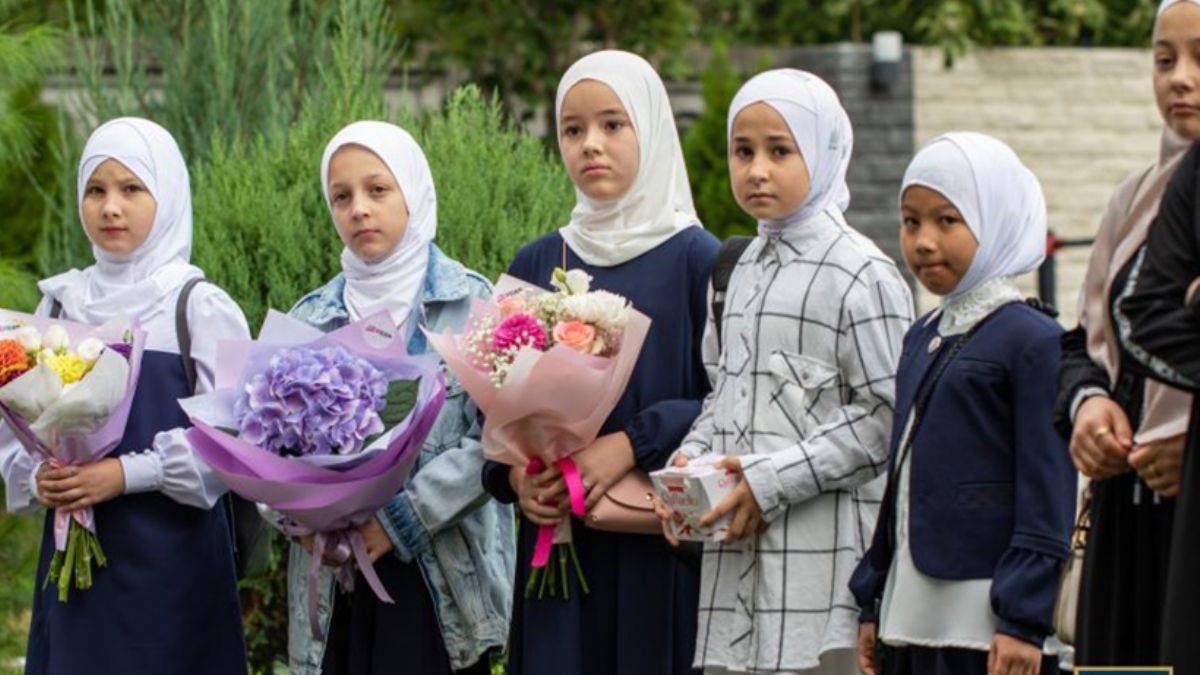 Ukrayna'da Kırım Tatar Dili ve Edebiyatı eğitiminin verileceği okulda ilk ders zili çaldı