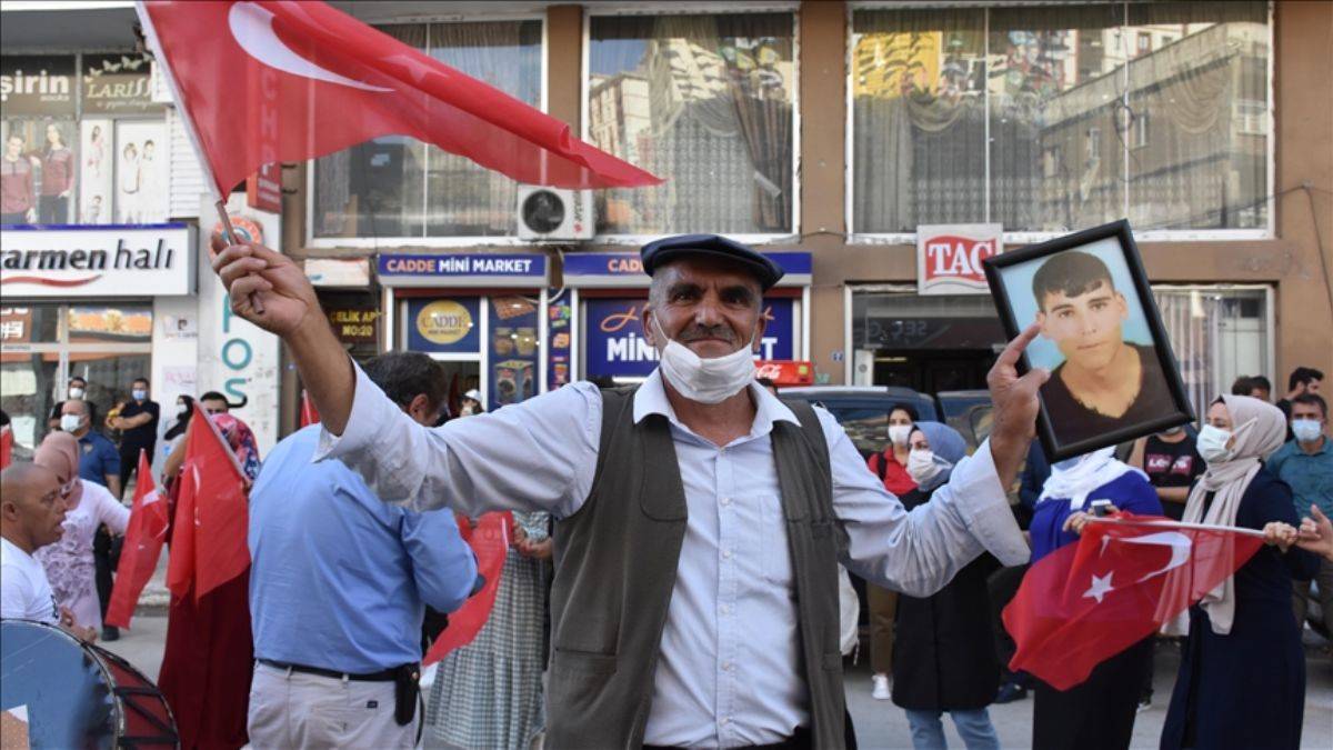 6 yıl sonra evladına kavuştu, HDP önünde halay çekti