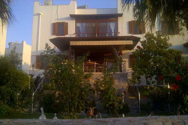 Sahte savcıya inanıp evini sattı