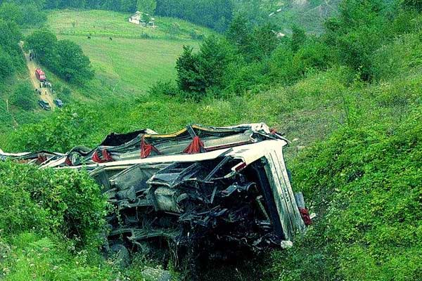 Hindistan'da otobüs uçuruma devrildi: 30 ölü
