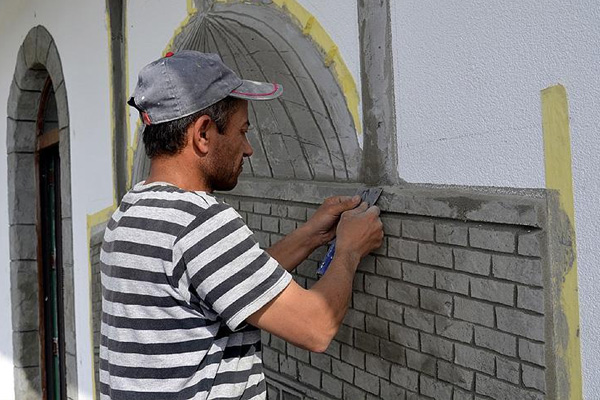 Sanatını artık Türkiye'deki cami ve mescitlerde sürdürüyor