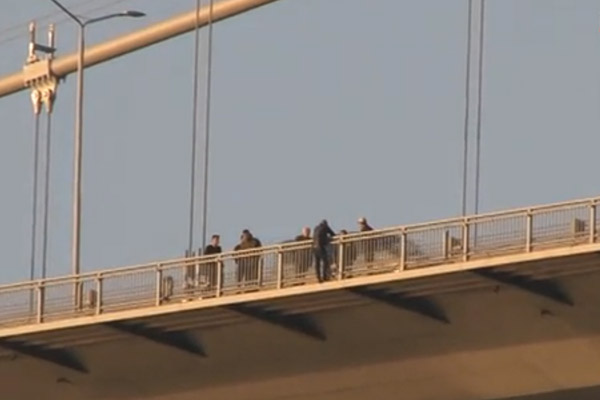 Boğaziçi Köprüsü'nden atladı Karaköy'de bulundu