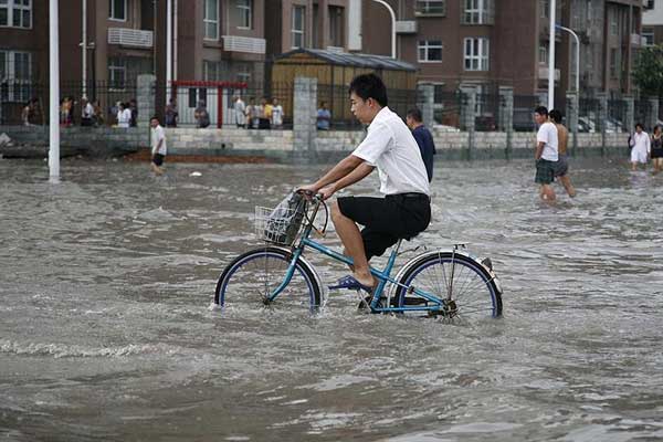 Çin'de şiddetli yağışlar 10 can aldı