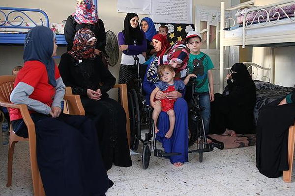 Savaş mağduru Suriyeli kadınlar aynı evde buluştu