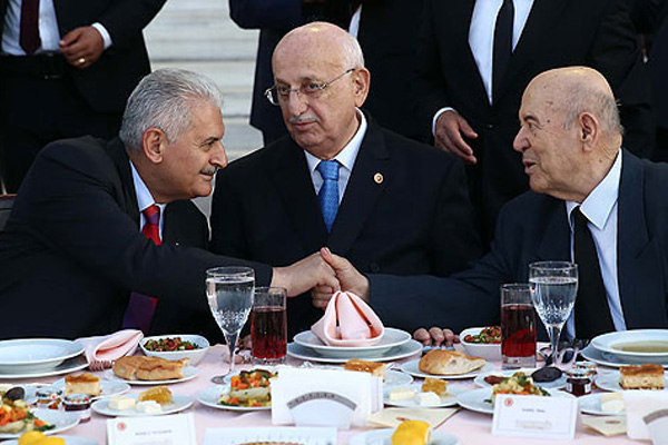 Meclis'in şeref kapısında iftar sofrası