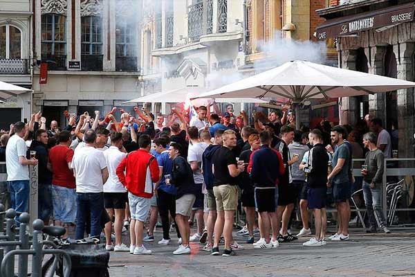 İngiliz taraftarlar Fransız polisiyle çatıştı