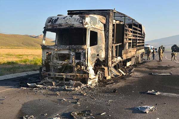 Van'da PKK'lılar yol kesip araç yaktı