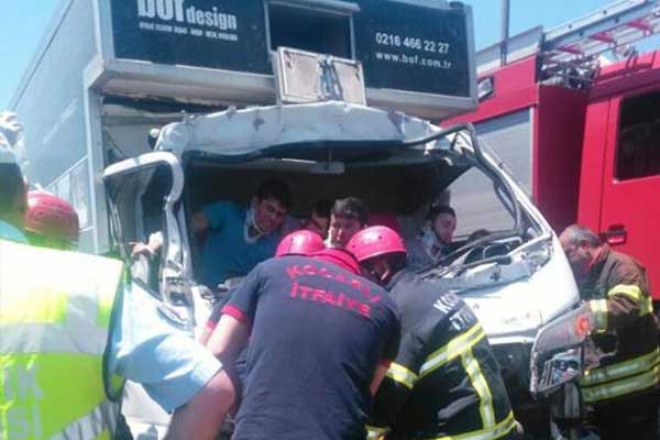 TEM’deki kaza trafiği kilitledi