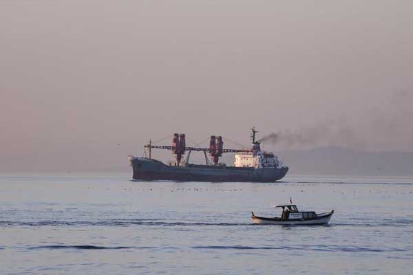 Rus askeri gemisi İstanbul Boğazı'ndan geçti