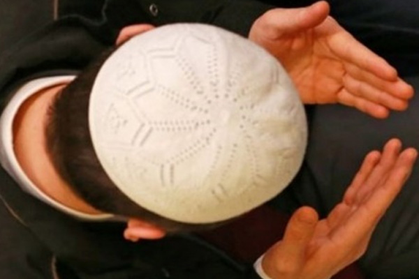 Namaz kılarken kendini vurdu