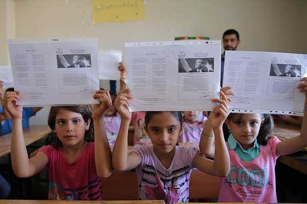 Suriyeli çocuklar karne sevinci yaşıyor