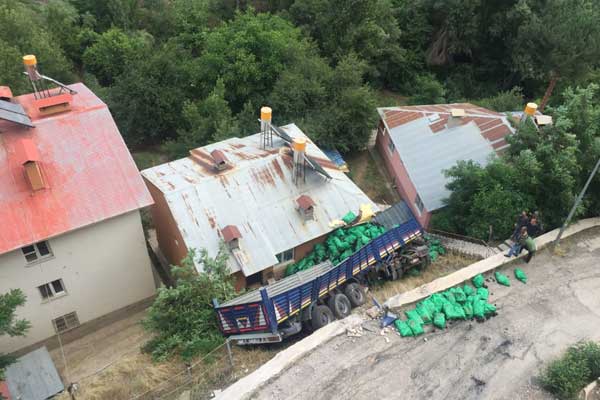 Freni boşalan TIR evin üzerine devrildi