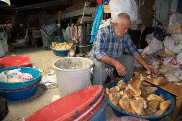 Atık ekmeklerle kazandığını yoksullara veriyor