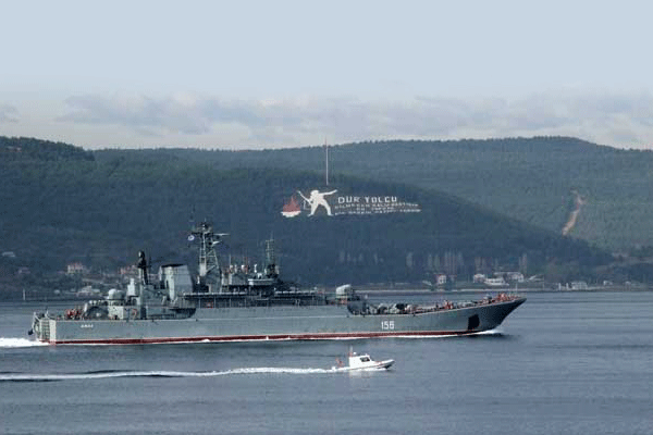Rus savaş gemisi Çanakkale Boğazı'ndan geçti