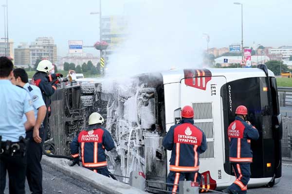 İstanbul metrobüs devrildi: 10 yaralı