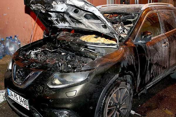 İstanbul'da 3 araç kundaklandı