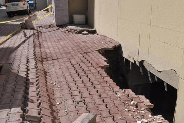 Sivas'ta kütüphanenin duvarı çöktü