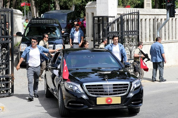 Erdoğan anne ve babasının kabrinde