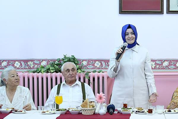 Bakan Kaya, huzurevi iftarındaydı