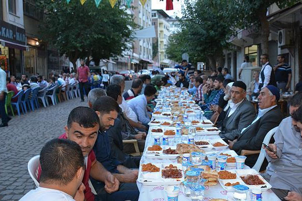 Çatışmaların yerini iftar sofraları aldı