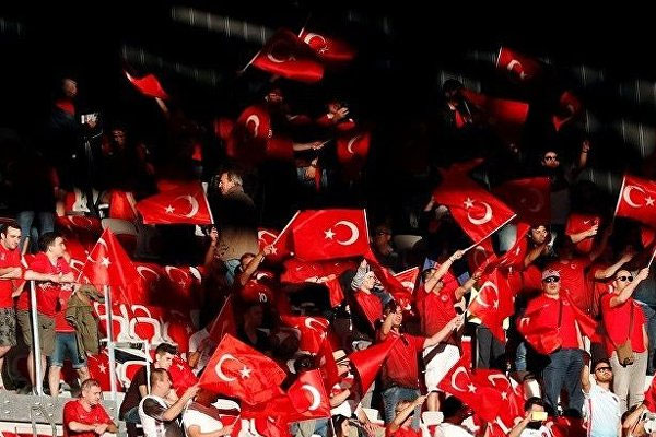 Fransa'da 12 Türk seyirciye gözaltı