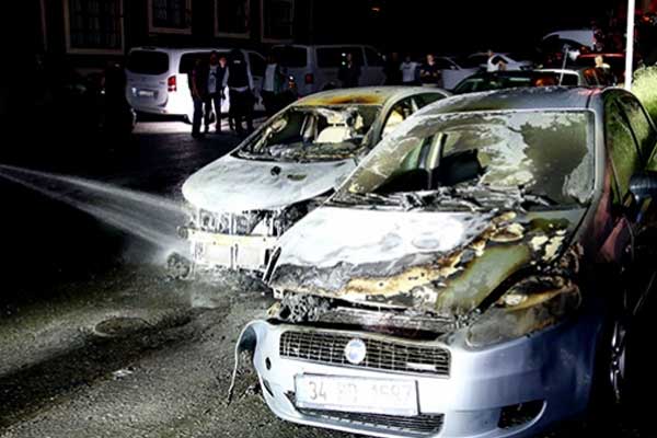İstanbul'da iki otomobil kundaklandı