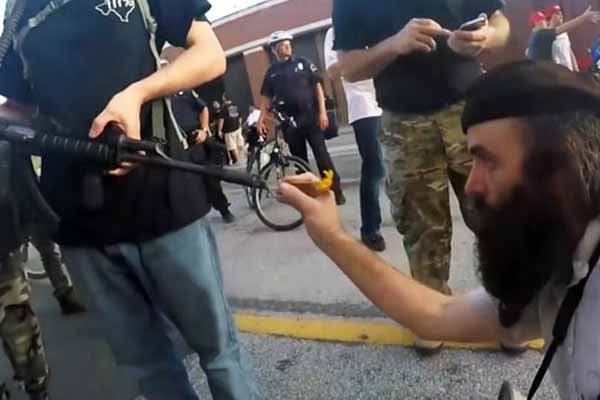 İslam karşıtı eyleme çiçekle yanıt