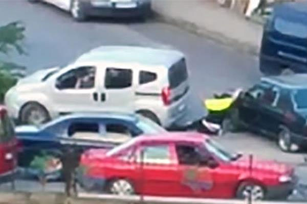 Aracı trafik polisinin üstüne sürdü