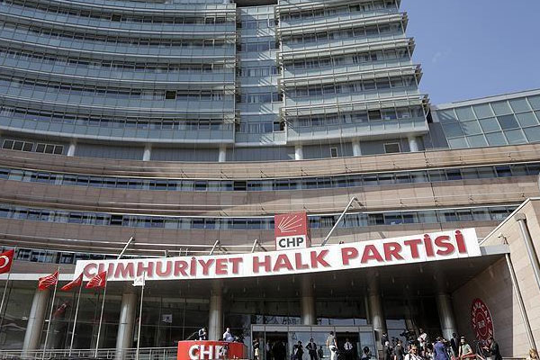 CHP'li sekreter partisini icraya verdi