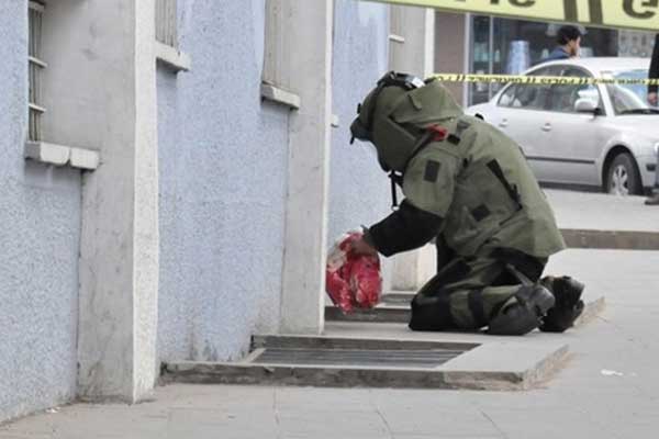 Küçükçekmece'de iki şüpheli paket alarmı