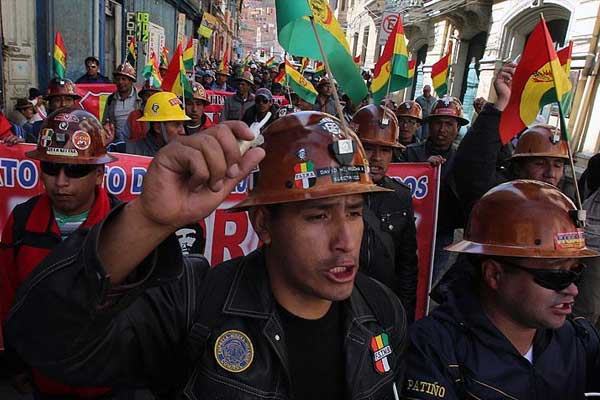 Bolivya'da 7 yıl sonra halk sokaklara döküldü