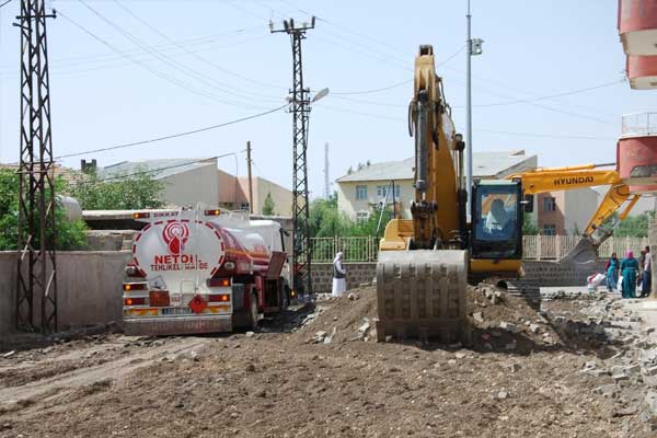 Şırnak'ta hendek ve patlayıcılara karşı asfalt