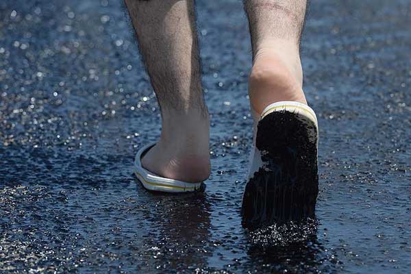 Antalya'da sıcaklar asfaltı eritti