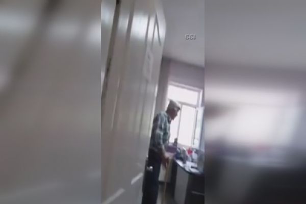 Aile hekimi yaşlı hastasını azarladı