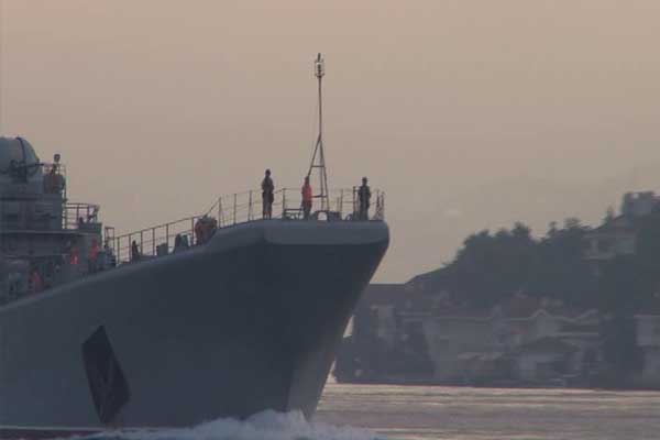 Boğaz’ı geçen Rus savaş gemisinde silahlı nöbet
