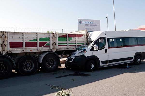 Eskişehir'de işçi servisi tıra çarptı: 17 yaralı