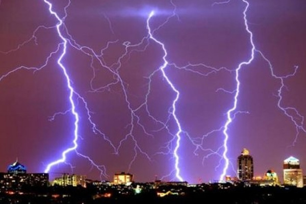 Hindistan'da düşen yıldırımlar 79 kişinin canını aldı