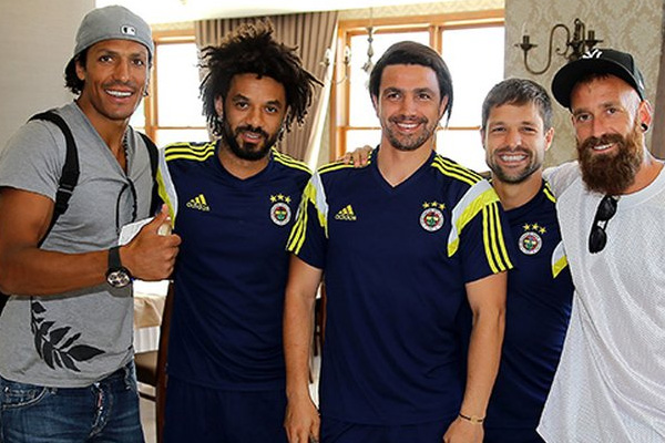 Fenerbahçelileri şaşırtan karar! Futbolu resmen bıraktı