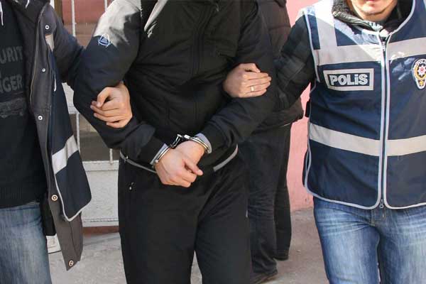 İzmir’de göçmen kaçakçılarına operasyon