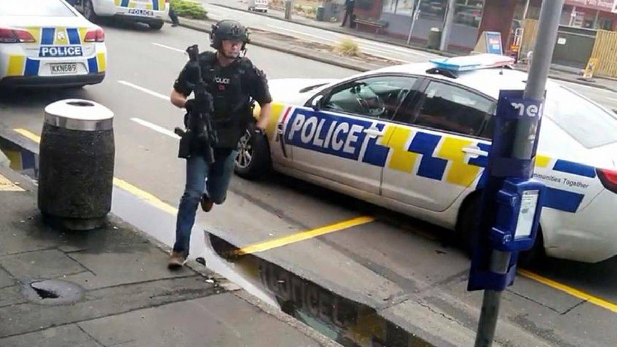 Bıçaklı saldırgan polis tarafından vurularak öldürüldü