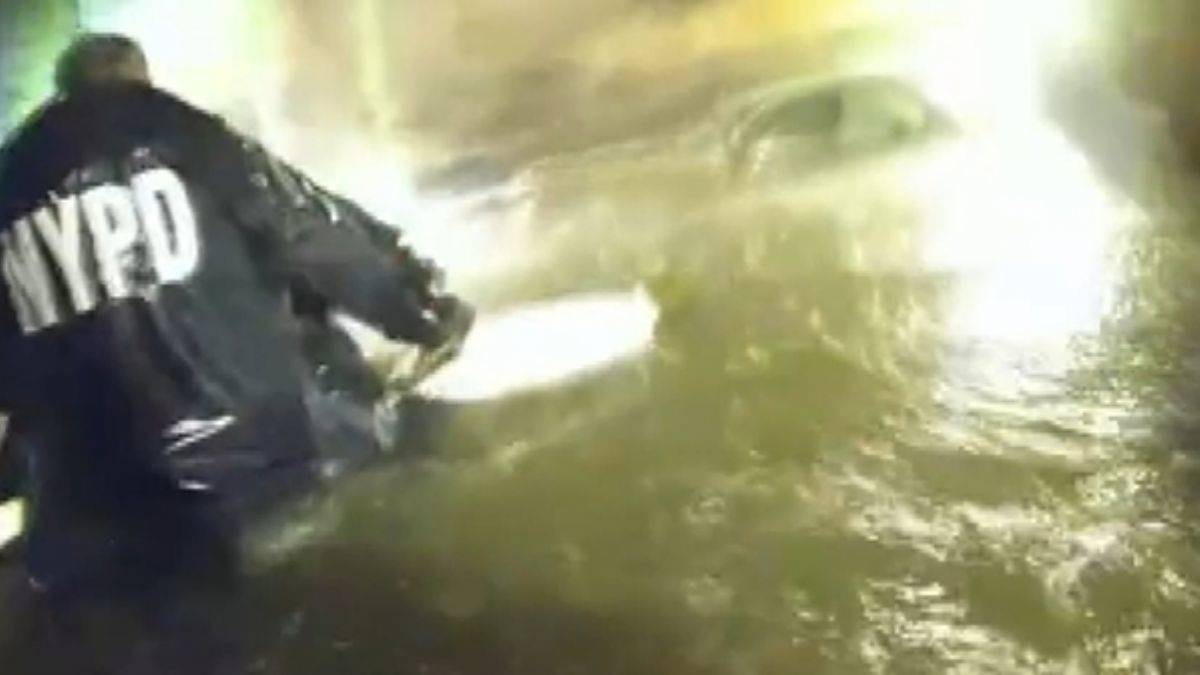 ABD'de polis, selde mahsur kalanları böyle kurtardı