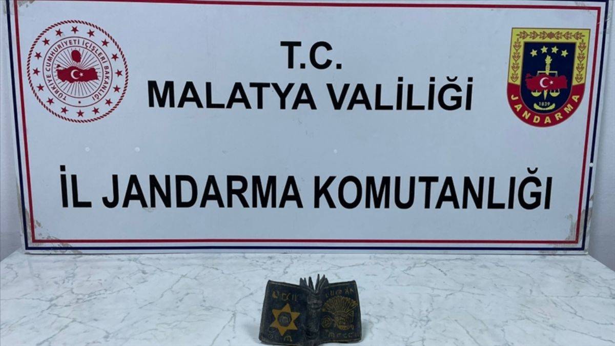 Malatya'da Roma dönemine ait altın yaldızlı kitap ele geçirildi