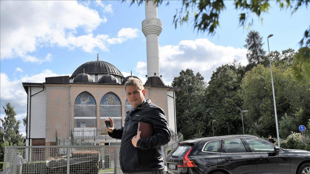 Danimarkalı İslam karşıtı siyasetçiden cami önünde provokasyon