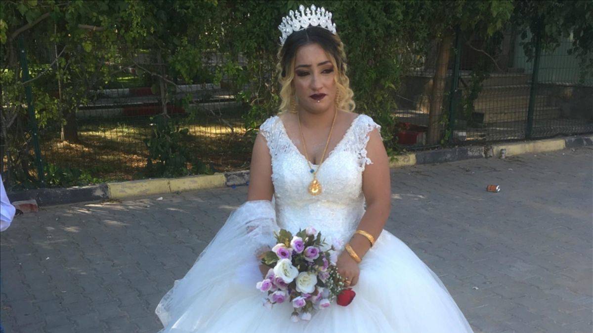 Düğünden sonra cezaevindeki annesini ziyarete gelinlikle gitti